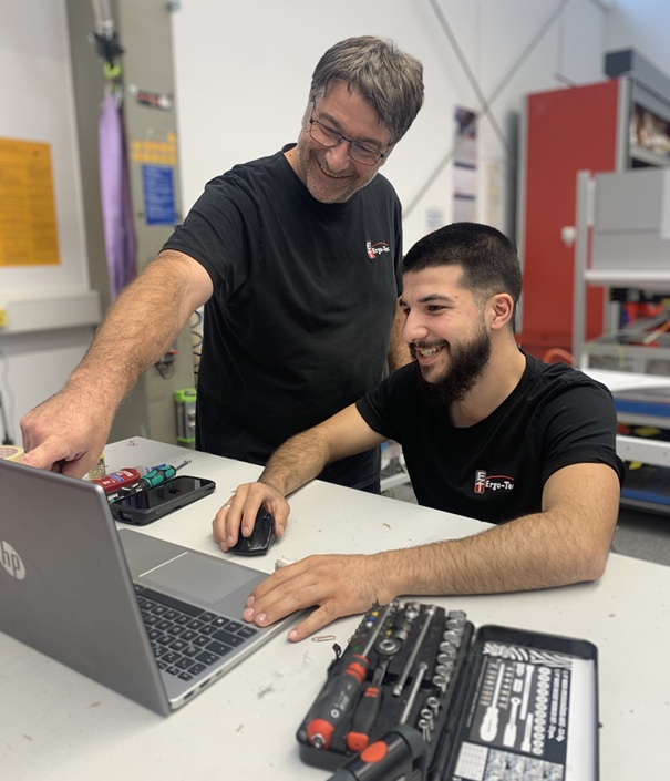 Mitarbeiter in der Produktion von Ergo-Tec im Gespräch