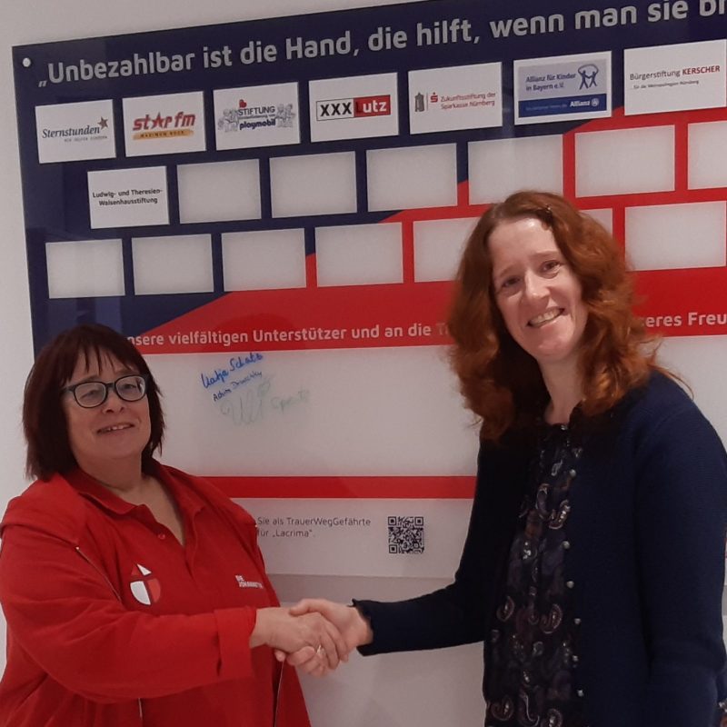 Ursula Gubo, Leiterin des Zentrums "Lacrima" (l.), zeigte Friederike Dürsch vom Ergo-Tec Marketing die neuen Räumlichkeiten von Lacrima in Nürnberg und informierte über die Arbeit des Zentrums.