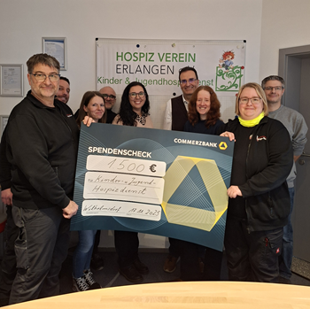 Geschäftsführer Alexander Dürsch und Mitarbeiterinnen und Mitarbeiter von Ergo-Tec übergeben die Weihnachtsspende an den Kinder- und Jugendhospizdienst des Hospiz-Vereins Erlangen.