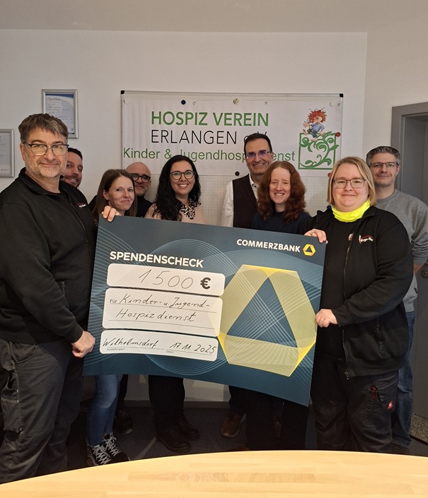 Geschäftsführer Alexander Dürsch und Mitarbeiterinnen und Mitarbeiter von Ergo-Tec übergeben die Weihnachtsspende an den Kinder- und Jugendhospizdienst des Hospiz-Vereins Erlangen.