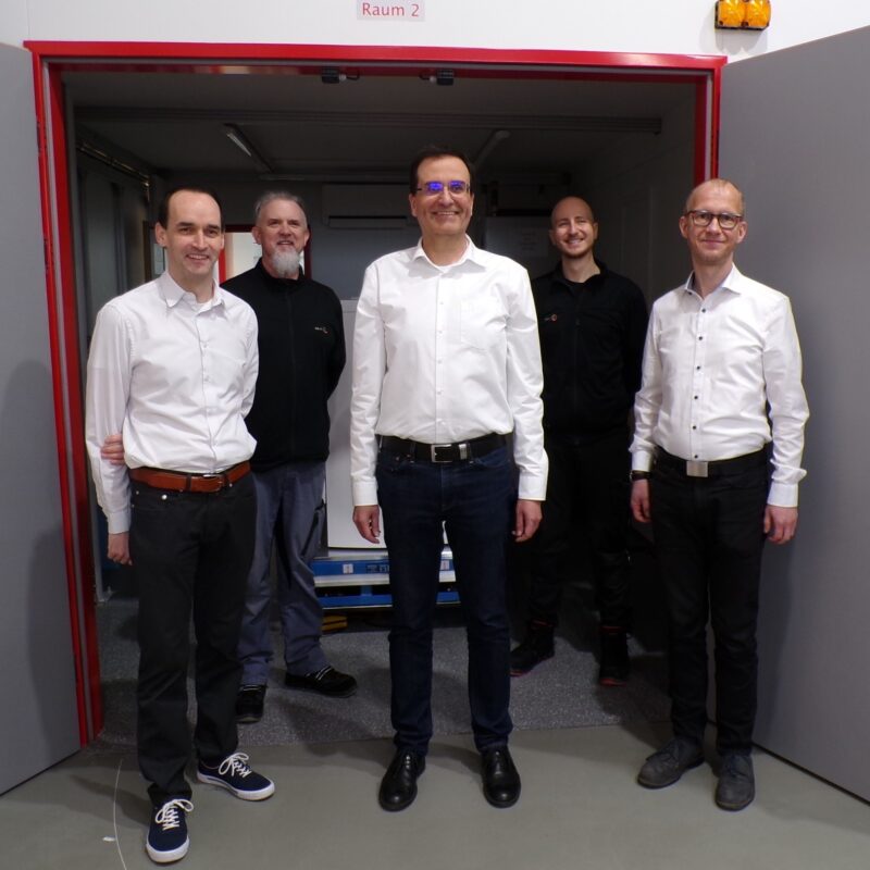 Gruppenbild am neuen Strahlenschutzraum mit Vertretern von AB-CT und Ergo-Tec.