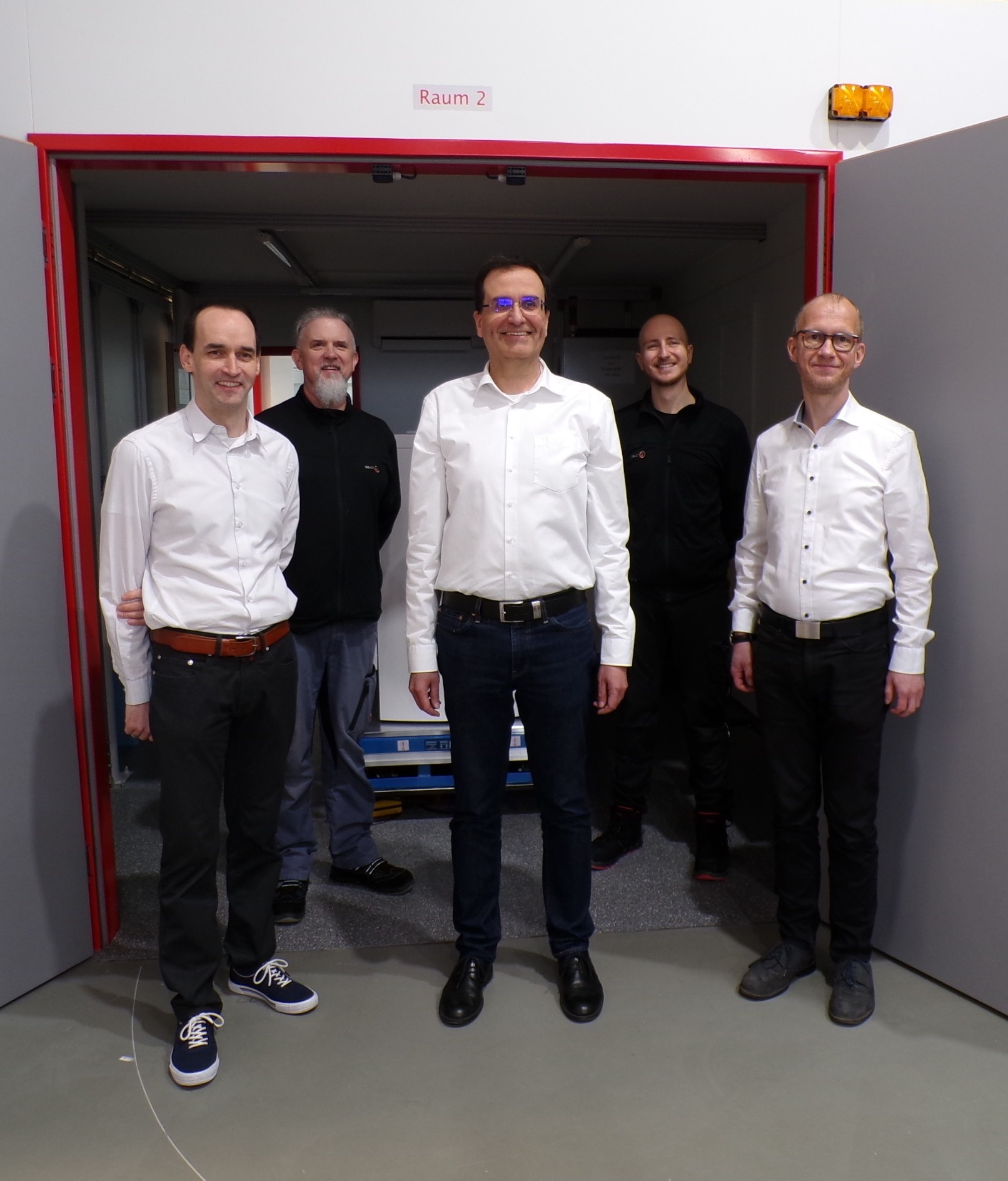 Gruppenbild am neuen Strahlenschutzraum mit Vertretern von AB-CT und Ergo-Tec.